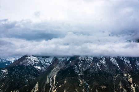 尼泊尔喜马拉雅山中的雪山山峰和白云