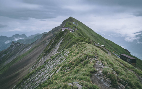山小屋在山的顶部在瑞士阿尔卑斯 brienzer rothorn hohenweg 瑞士