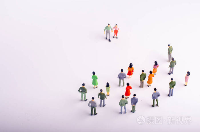 人群看着在白色背景下向她走来的男人和女人.