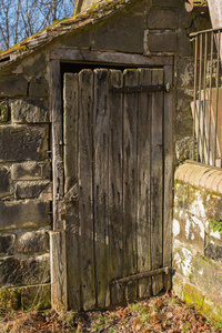 英国农村废弃谷仓破旧的木门图片