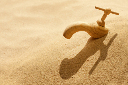 全球气候变暖改变在沙子里的水龙头