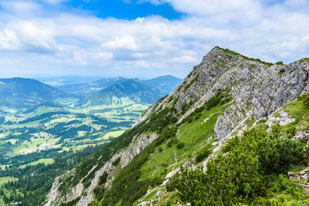 阿尔卑斯美丽的风景在德国徒步旅行在山里