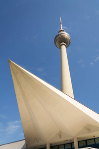 Fernsehturm电视塔接近亚历山大广场在柏林中心米特, 德国, 建造在1965和1969之间, 晴天晴朗的天背景