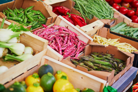 法国巴黎的市场上的新鲜有机蔬菜和水果。典型的欧洲本土产品市场