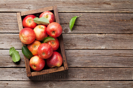成熟的红苹果在木箱里。具有文本空间的顶部视图