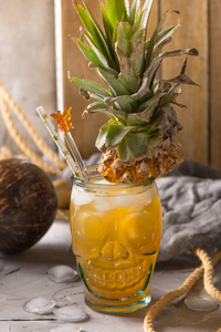 用菠萝头装饰的冰鸡尾酒的桨玻璃杯。杯子