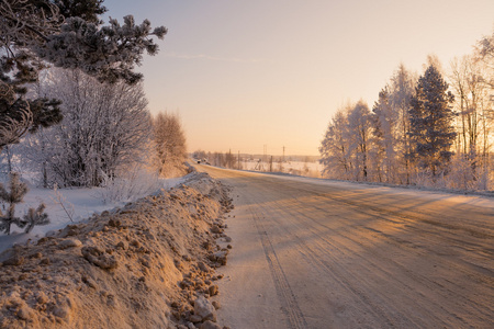 纯化的路从雪在寒冷的早晨