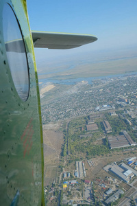 从飞机上的照片与地球的看法和机翼机身