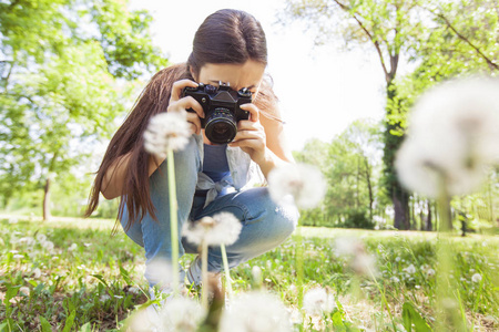 女性拍照自然与复古旧相机