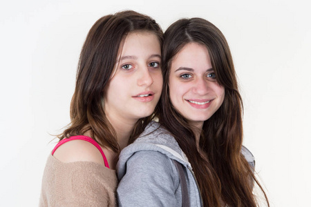 白色墙壁上的两个年轻女子肖像