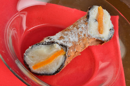 甜点 Cannolo 西西里亚诺。在意大利餐厅