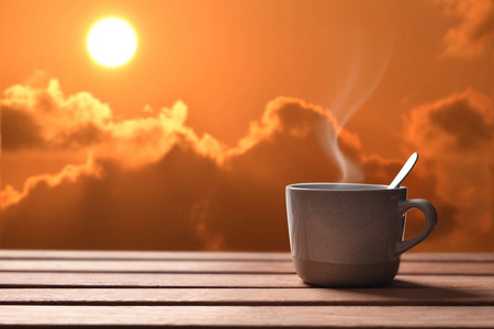 晨杯咖啡或茶与日出背景
