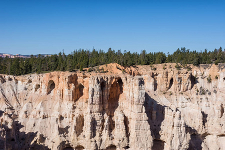 犹他州布莱斯国家公园山上的洞穴景观场景