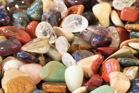 不同的天然矿物宝石收集作为良好的背景