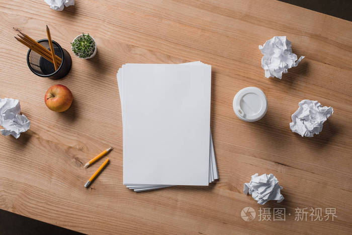 纸桌上堆积白纸的顶部视图