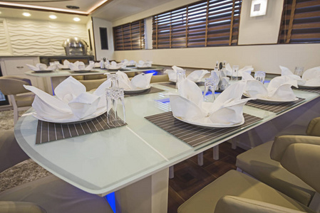 室内设计在大型豪华机动游艇上装饰沙龙就餐区