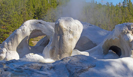 美国黄石国家公园的城堡喷泉喷发