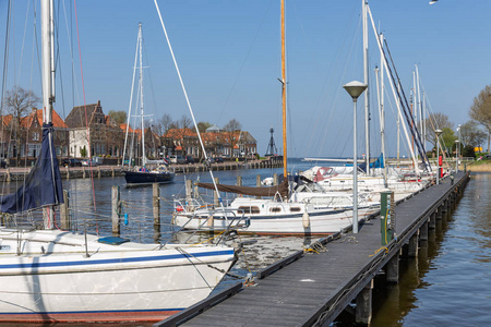 港口荷兰城市 Medemblik 游艇停泊在木质码头