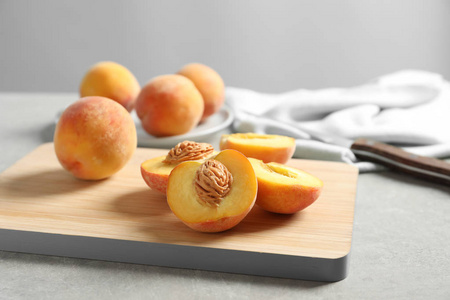 桌上有鲜甜桃子的木板, 特写