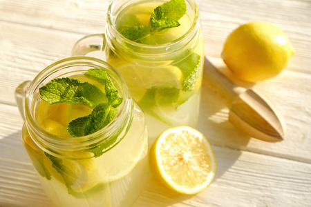 清新夏日食品 绿色黄色白色背景 玻璃中的健康自然