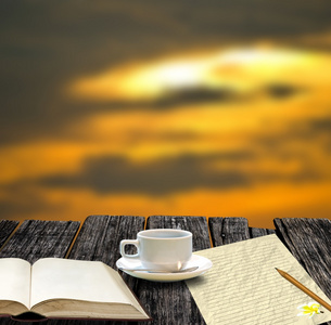 在早晨的时间空白的书和注意纸张咖啡杯子