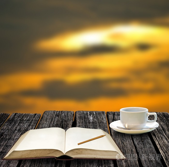 休息的日落景色写上注书和喝杯热咖啡