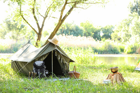 户外帐篷附近的旅行用具。夏令营