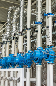 一系列的蓝色电动水泵。tubining 和电机行业