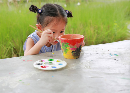 意向亚洲儿童女孩油漆陶碟