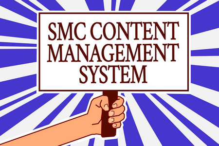 显示 Smc 内容管理系统的文本符号。概念照片 mangae 创建和修改帖子人手捧海报重要抗议消息蓝光背景