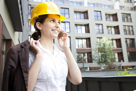 年轻女性建筑工程师用的手机