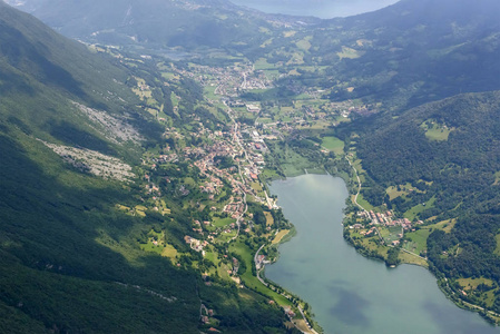 空中拍摄, 从一个小飞机, 在 Endine 湖东侧的 Gaiano 村, 拍摄在一个明亮的初夏天在 Cavallina 山谷