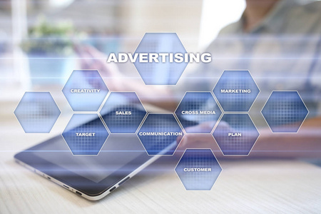 Avertising, 营销策略。虚拟屏幕上的图标和图形。商业互联网和技术概念