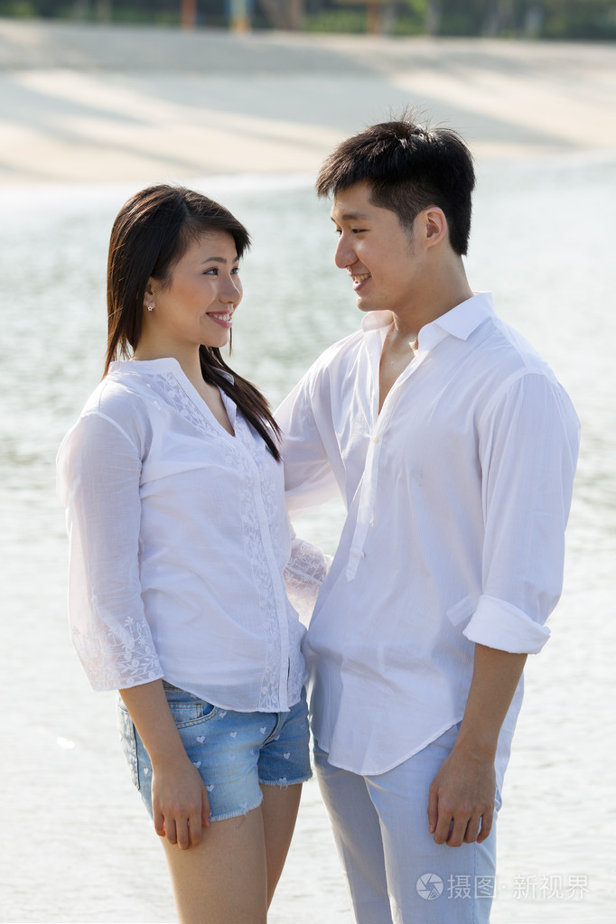 在海滩上的年轻亚洲夫妇