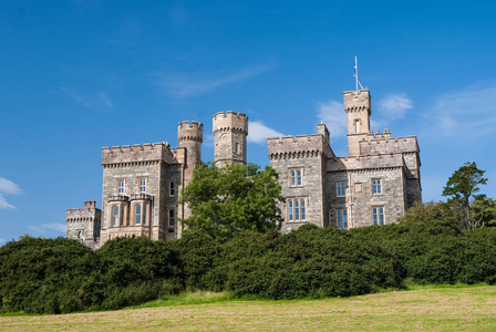 Lews 城堡在蓝天在斯托诺韦, 英国。城堡与绿树在自然风景。维多利亚风格的建筑和设计。地标和吸引力。暑假和流浪