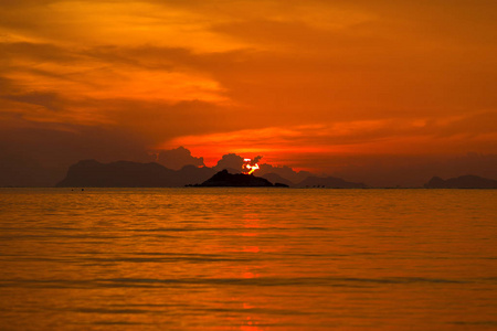 在泰国帕岸岛岛海滩上美丽的日落