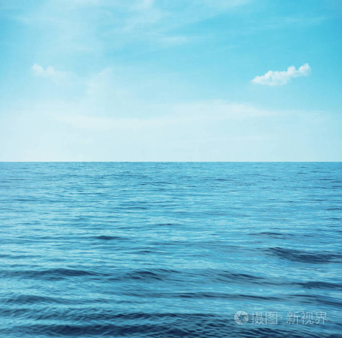 平静的大海清澈的湛蓝的海水