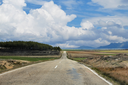 迷失在地平线的乡村道路