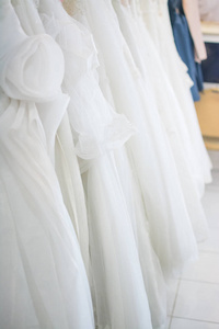 挂在衣架上的白色婚纱礼服图片