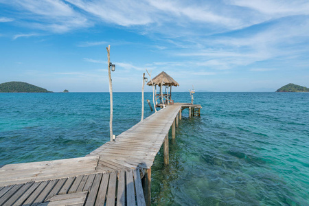 在泰国普吉岛的木质码头与小船。暑假旅游度假和度假的概念