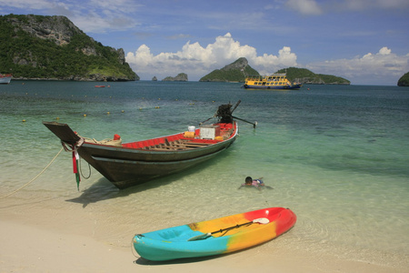 在沙滩上的长尾船 ko 湄 ko 岛 安通国家海洋公园 泰国