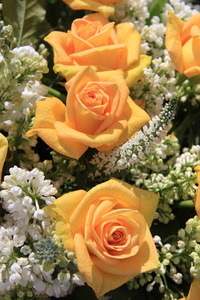 黄色的玫瑰和白色共同丁香婚礼鲜花