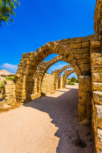 在凯撒利亚古城的风景如画的废墟。以色列
