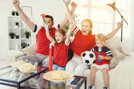 一个粉丝家庭在电视上看足球比赛