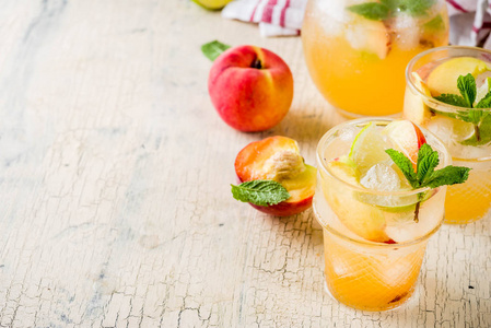 桃和石灰柠檬水, 莫吉托鸡尾酒用新鲜的果子装饰, om 轻的具体背景拷贝空间选择焦点