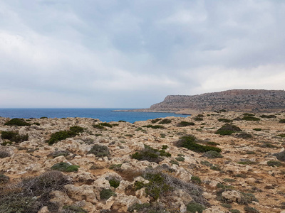 观海, 塞浦路斯, Protaras, 2018年5月。美丽的蓝海。岩石和山脉。这里的大自然很活泼。从这奇观中呼吸