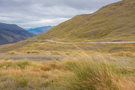 在皇后镇和 Wanaka.It 之间, 沿皇冠距离路的景观是新西兰最高的主要道路。