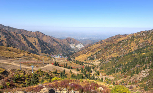 哈萨克斯坦阿拉木图附近的中山山脉景观