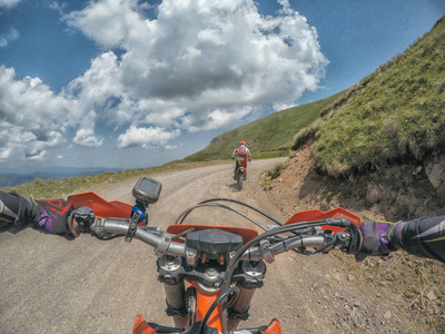 极端冒险旅行者与尘土自行车复古在高高加索山