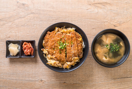 煎猪肉排骨饭碗 Katsudon日本料理风格